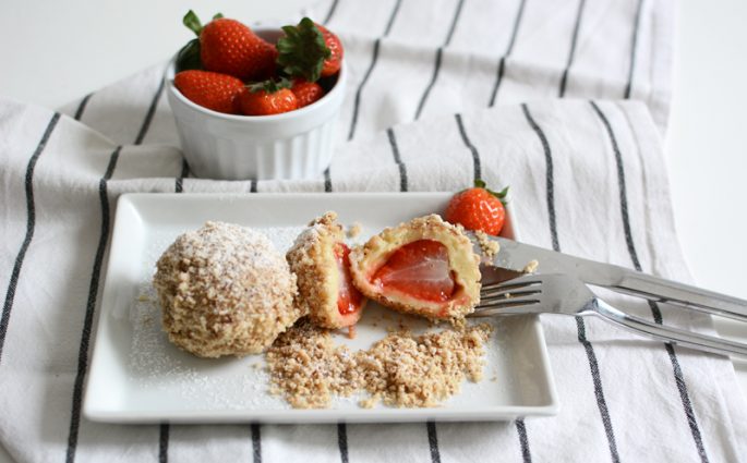 Erdbeerknödel mit Topfenteig | welovehandmade