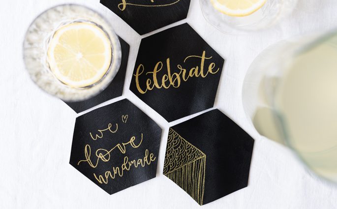 Lettering-DIY: Leder-Untersetzer | we love handmade