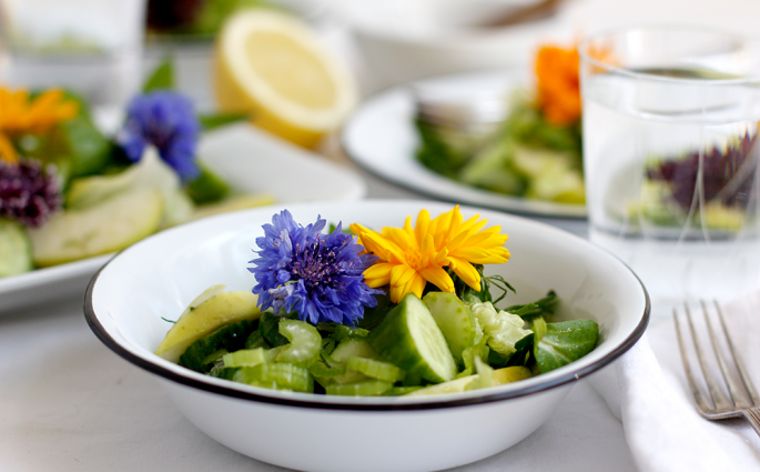 Rezept: Grüner Sommersalat mit essbaren Blüten | we love handmade