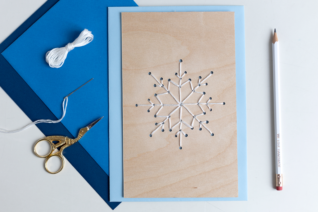 DIY: Sticken auf Holz - Schneeflocke sticken | we love handmade