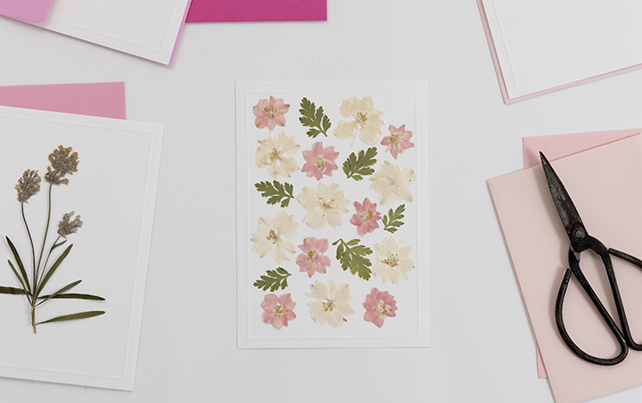 DIY: Karte mit gepressten Blumen zum Muttertag | we love handmade