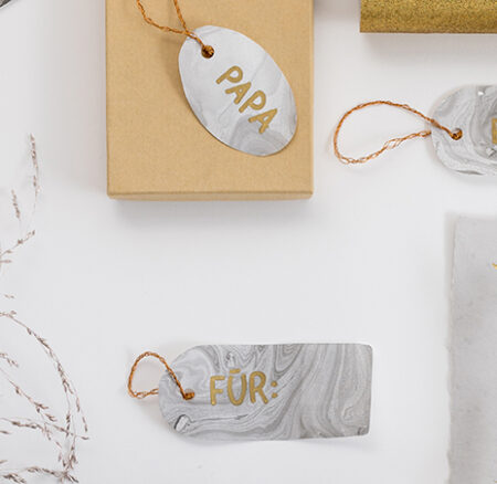 DIY: Geschenkanhänger mit marmoriertem Papier