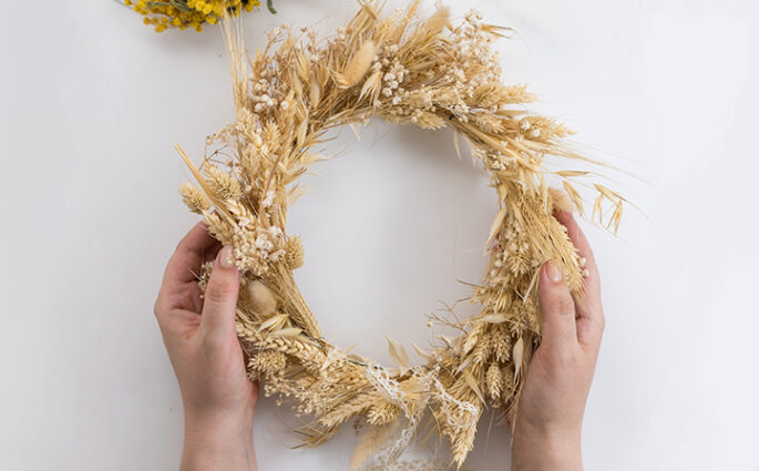 DIY: Trockenblumenkranz binden als Wandkranz | we love handmade