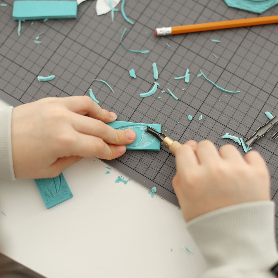 Eltern-Kind-Workshop – Stempel schnitzen und drucken | 27.09.2025 – Bild 3