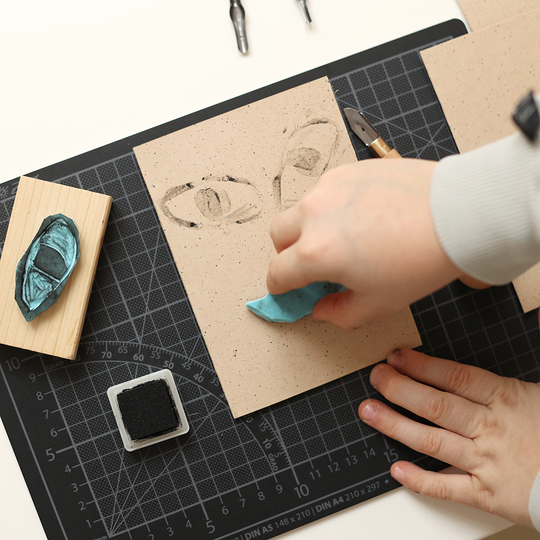 Eltern-Kind-Workshop – Stempel schnitzen und drucken | 27.09.2025 – Bild 6