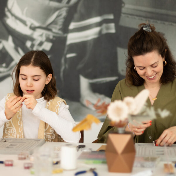 Eltern-Kind-Workshop: Perlenschmuck & Bag Charms in Kooperation mit Paperlatur und we love handmade - Mutter und Tochter beim Basteln