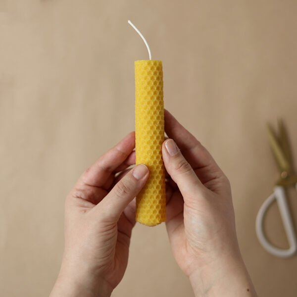 Eltern-Kind-Workshop: Bienenwachskerzen rollen - Bienenwachskerzen selber machen mit Kindern | we love handmade