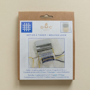 Verpackung des DMC Mini-Webrahmens mit Foto einer sichtbaren Reparatur auf Strick – 11 cm Mini-Weaving-Loom für Kleidung reparieren | we love handmade