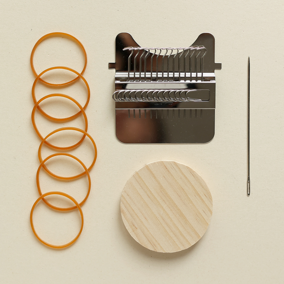 DMC Mini-Webrahmen mit Metallrahmen, Holzscheibe, Gummiringen und Nadel – Set für Visible Mending und gewebte Flicken | we love handmade