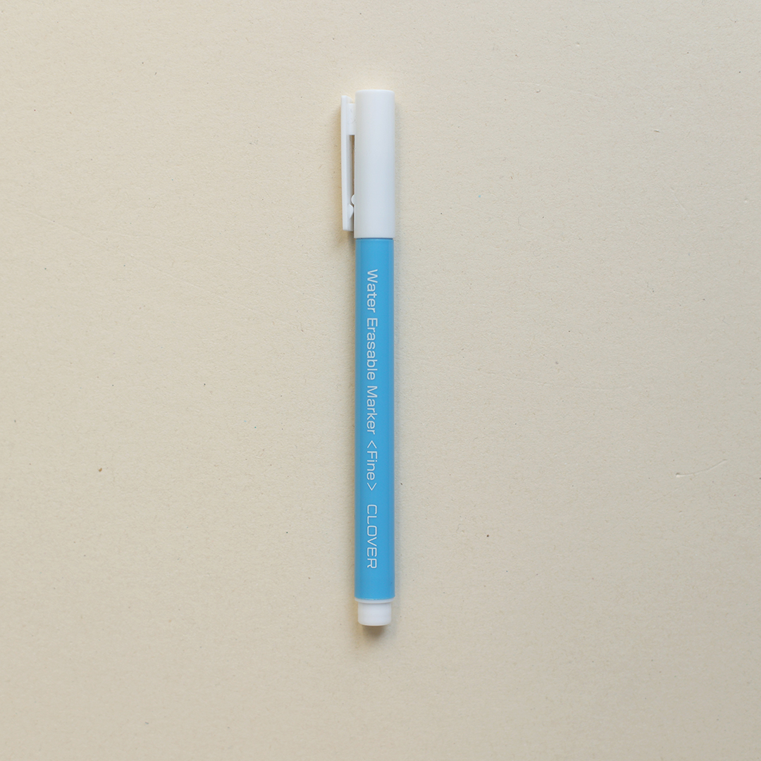 CLOVER Markierstift wasserlöslich blau fein – Trickmarker für Sticken | we love handmade