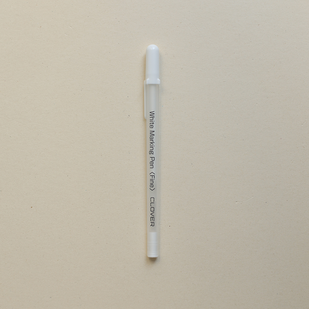 CLOVER weißer Markierstift fein bügeleffektiv – für Sticken, Visible Mending, Quilten und Patchwork auf dunklen Stoffen | we love handmade