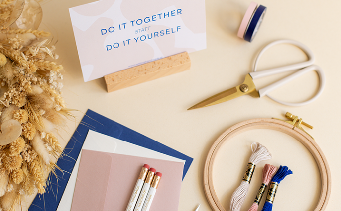 Frühlingshafte Flatlay-Komposition mit Trockenblumen, Schere, Stickrahmen und der Karte 'DO IT TOGETHER' für die Craft Playlist Spring 2026. | we love handmade