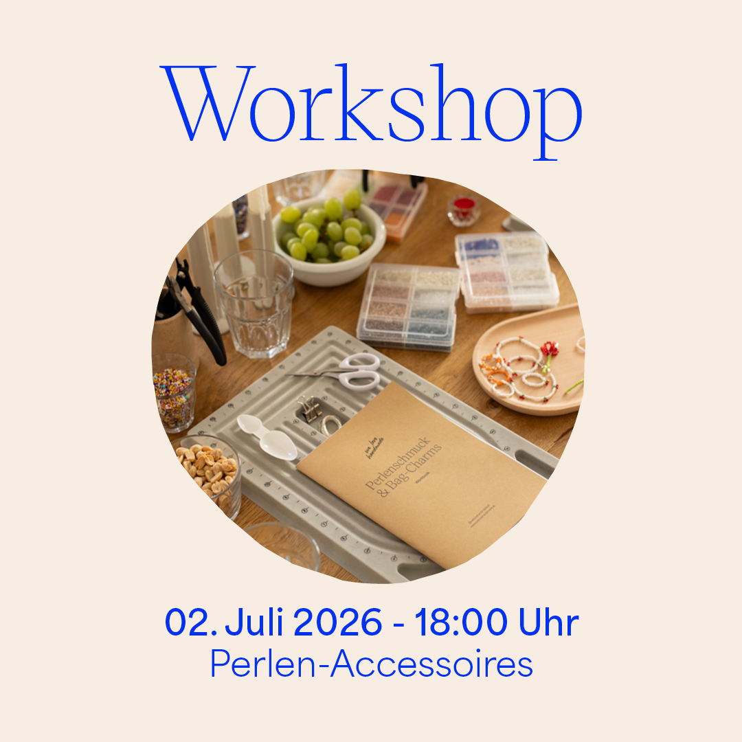 Ankündigungsgrafik für den Perlen-Accessoires Workshop am 02. Juli 2026. Abgebildet ist ein ästhetisch gedeckter Basteltisch mit Perlen, Werkzeug, Snacks und einem Workbook für Perlenschmuck & Bag-Charms.