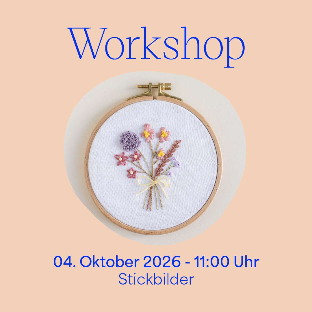 Grafik für den we love handmade Stick-Workshop am 04. Oktober 2026 beim Textilliebefestival. Ein runder Holzstickrahmen zeigt einen fein gestickten Sommerblumenstrauß auf weißem Stoff. Hintergrund in Pfirsichfarben mit blauem Text 'Workshop Stickbilder'.
