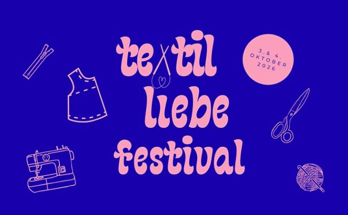Blaues Veranstaltungsplakat für das Textilliebe Festival im Oktober 2026 im MuseumsQuartier Wien mit rosa Schrift und Illustrationen von Nähzubehör